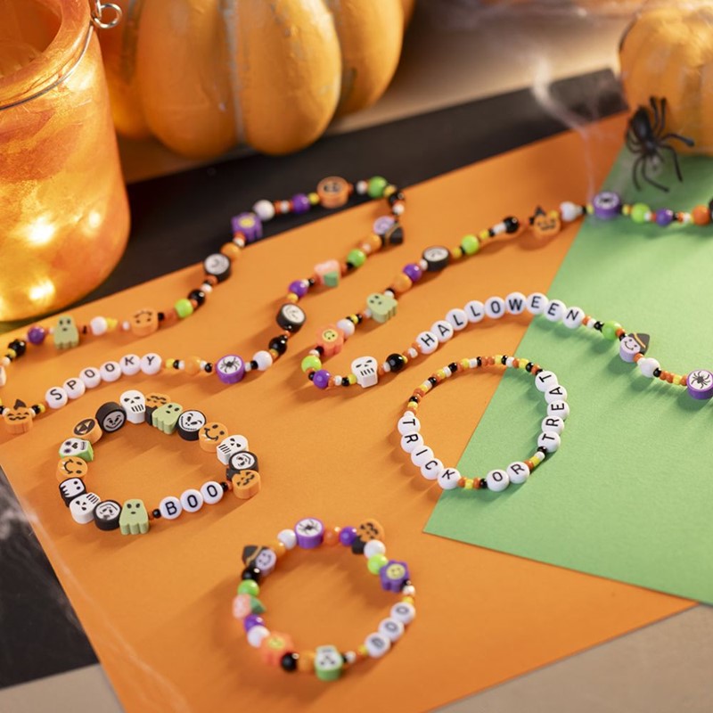 Halloween-sieraden met letterkralen