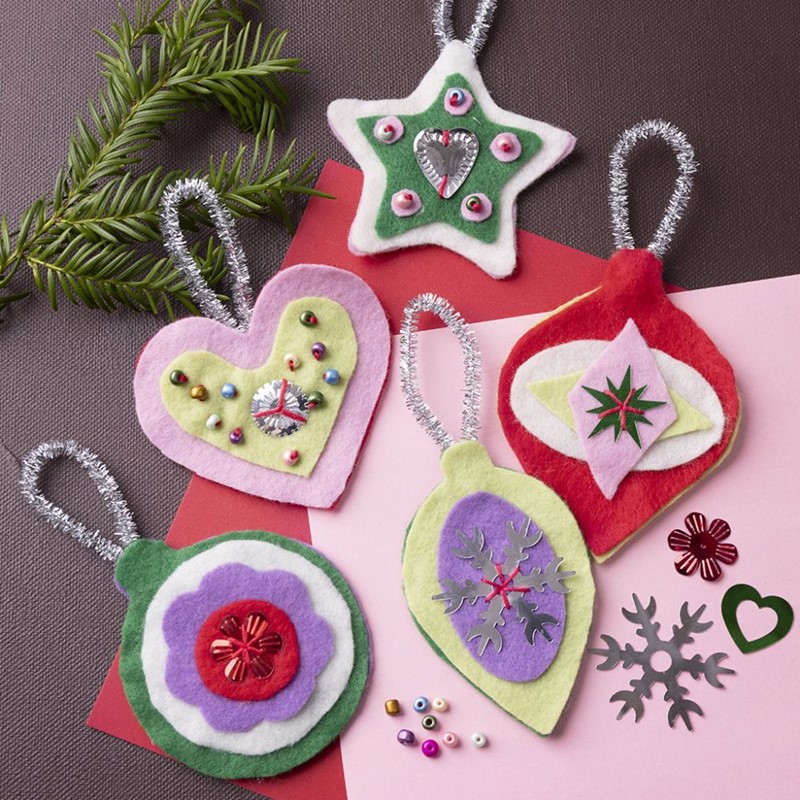 Kerstdecoraties met vilt, kralen en pailletten