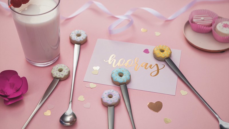 Schattige donut toppers van FIMO klei voor je bestek