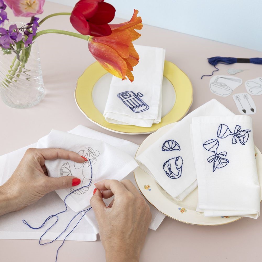 Textiel servetten versierd met borduurwerk