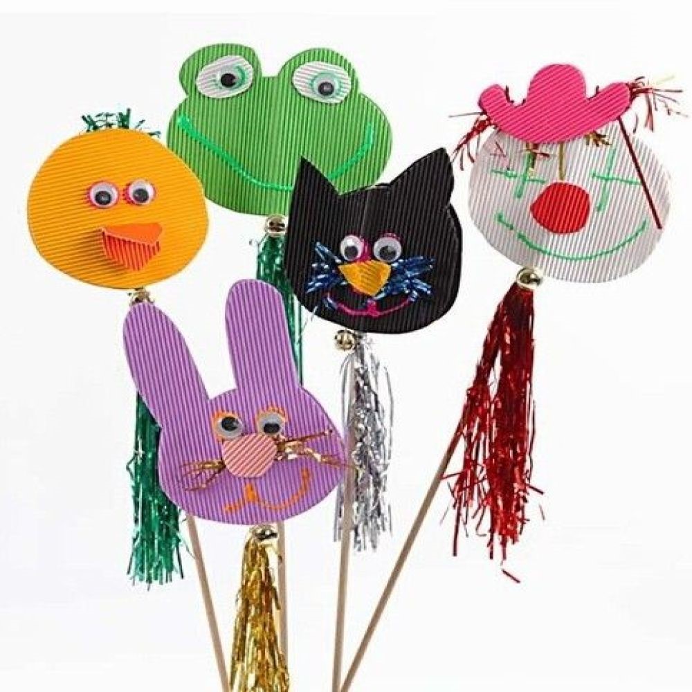 Feestelijke carnaval figuren op een stok