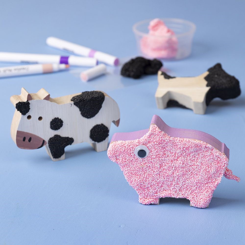 Houten boerderijdieren gedecoreerd met Foam Clay en stiften
