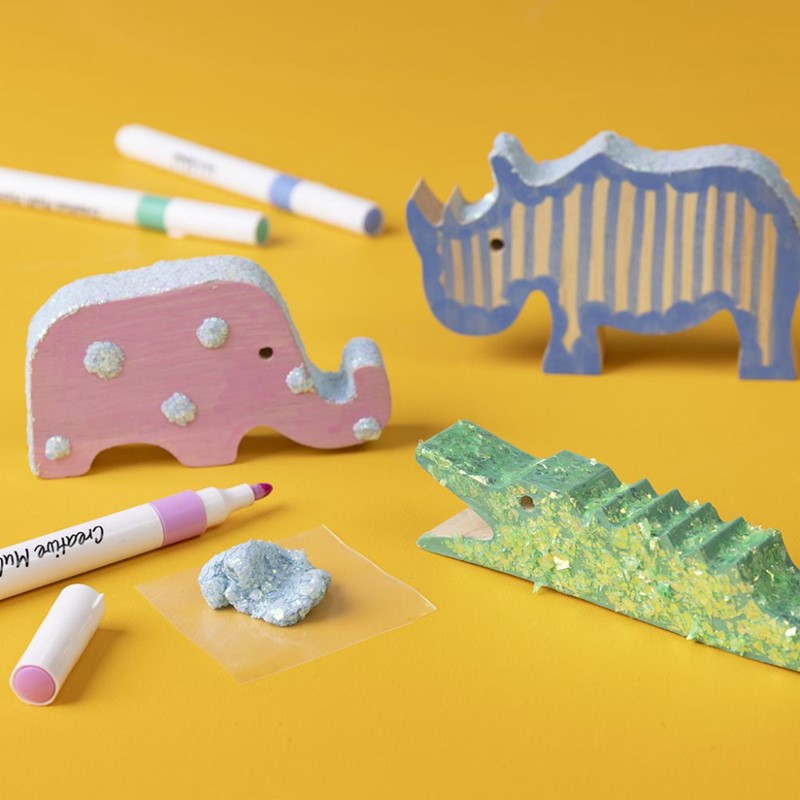 Houten safari dieren versierd met stiften en glitter clay