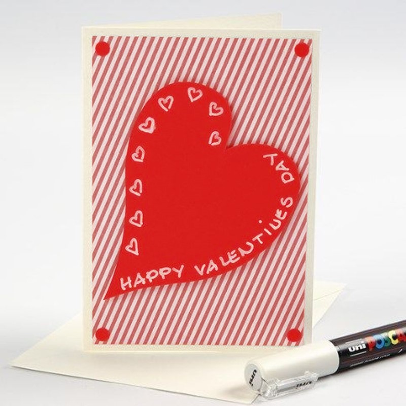 Een Valentijnskaart van design papier met een rood hart