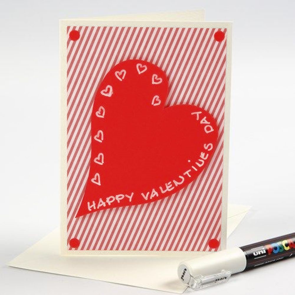 Een Valentijnskaart van design papier met een rood hart