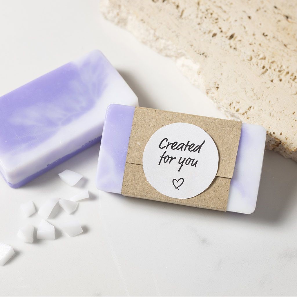 Decoratieve zeepjes maken met marmereffect en kleurblokken als handgemaakt cadeau