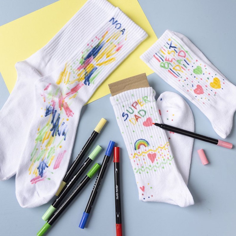 Gepersonaliseerde sokken versieren met textielstiften voor Vaderdag