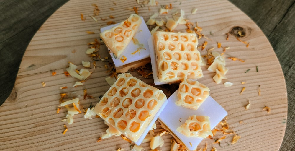 Vierkante zeepjes maken met gedroogde Calendula en honingraat effect