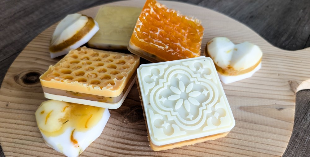 Zeep gieten in design mallen met calendula en honingraat effect