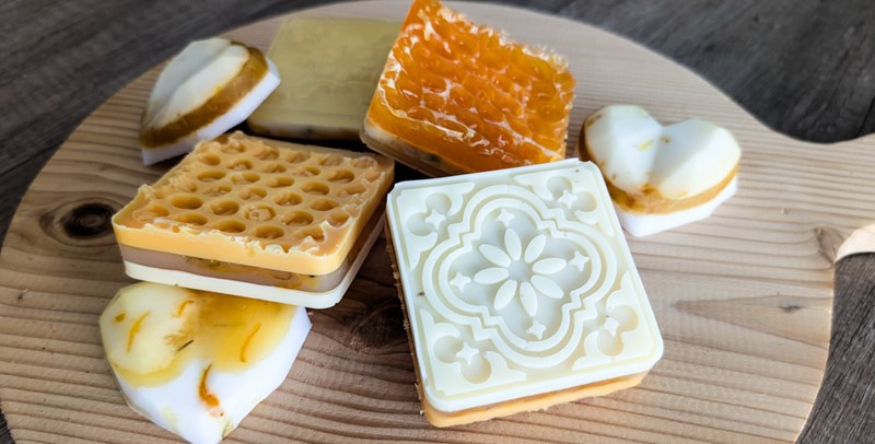 Zeep gieten in design mallen met calendula en honingraat effect