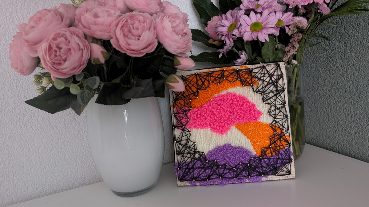 Punch needle en string art in één kunstwerk