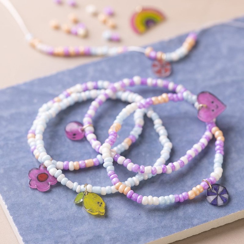 Armband maken met pastelroze rocailles en krimpfolie bedels