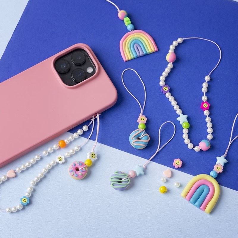 Maak schattige donut en regenboog telefoonbedels van polymeerklei