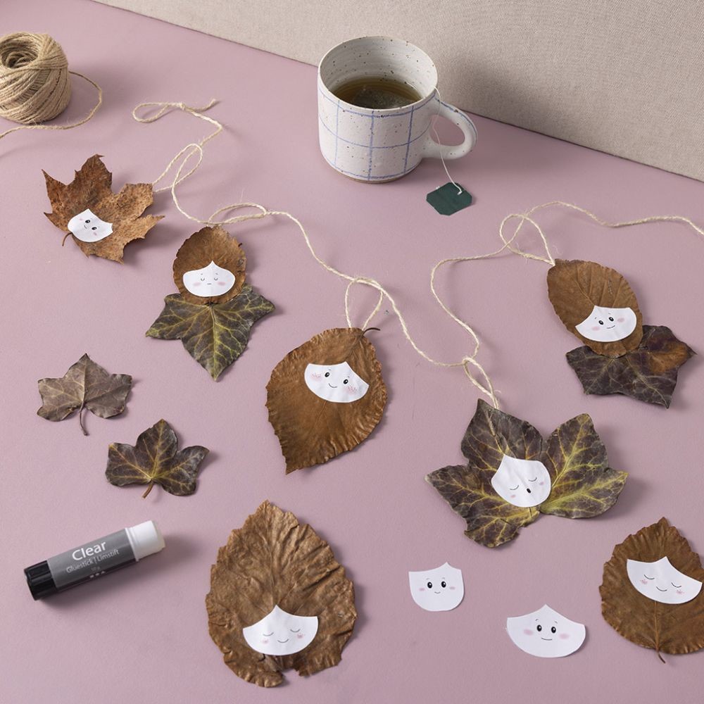 Herfstbladerenslinger maken met grappige gezichtjes