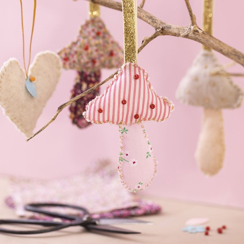 Hangende herfst decoraties maken van patchwork en vilt