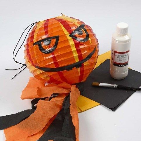 Vurige Halloweenlampion maken van een rijstpapierlamp