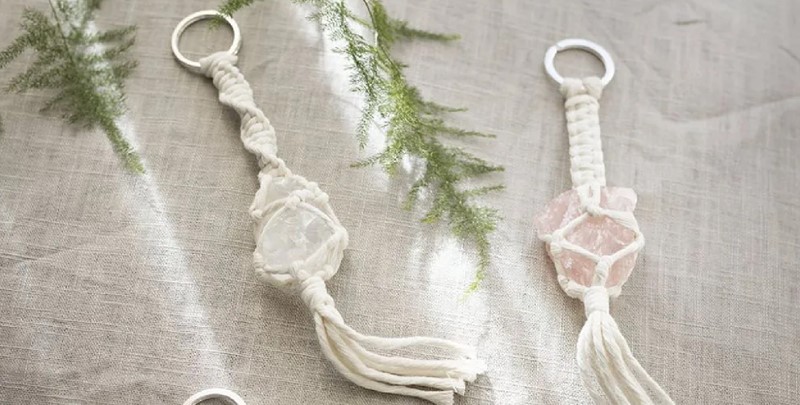 Macramé sleutelhanger met kristal