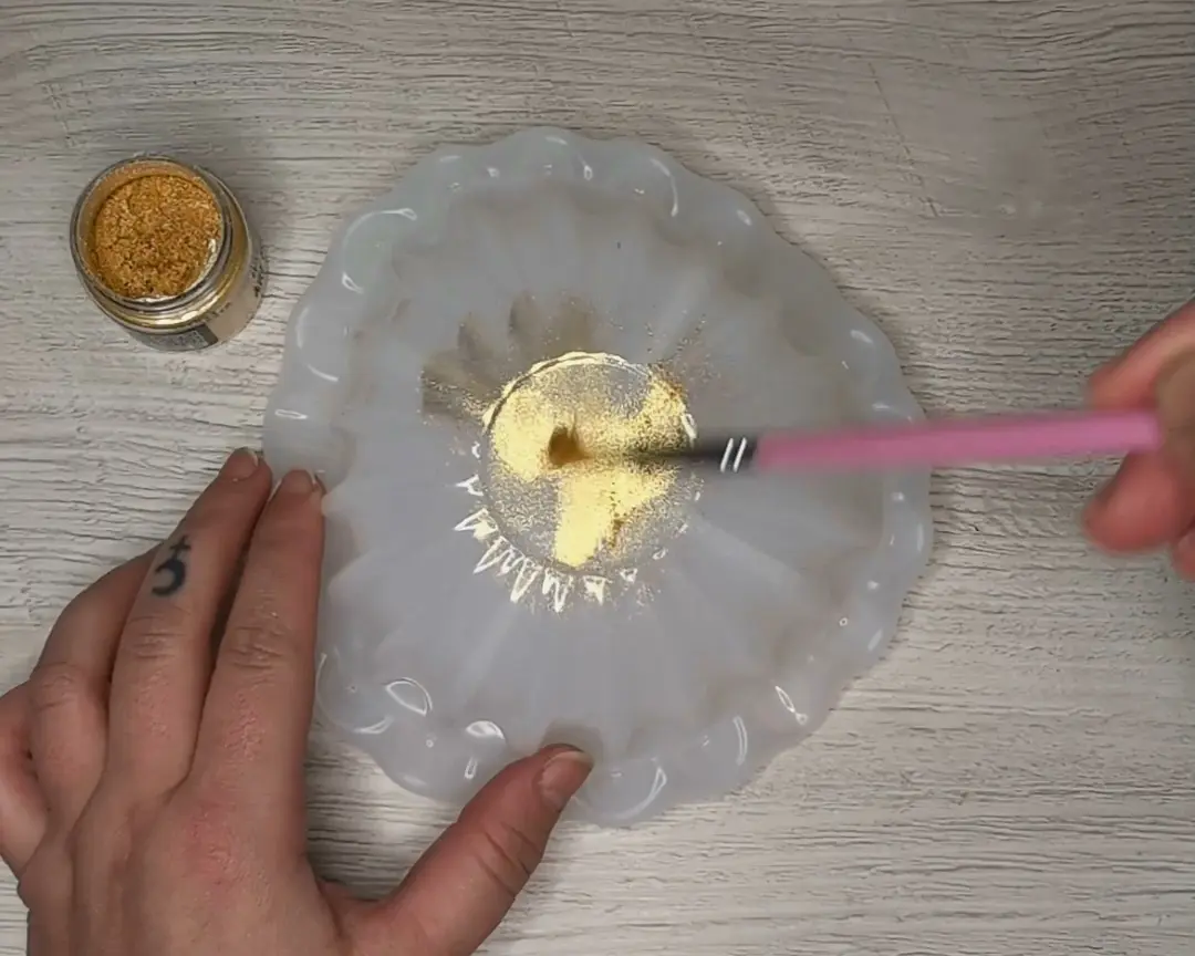 siliconen mal wordt gekleurd met gouden mica poeder