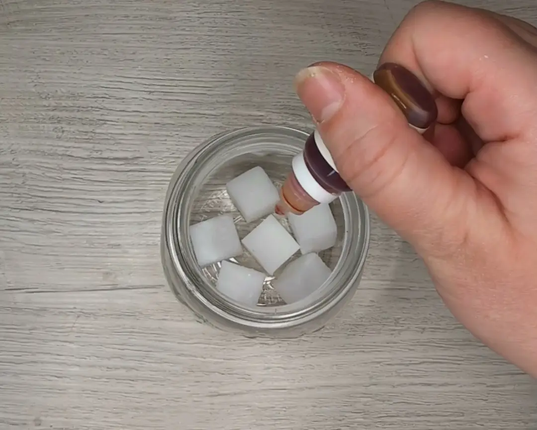 blokjes witte zeep in een glazen pot