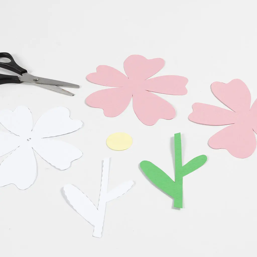 gekleurd papier uitgeknipt in bloemvorm