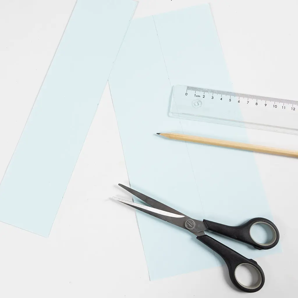 stroken licht blauw papier en een schaar