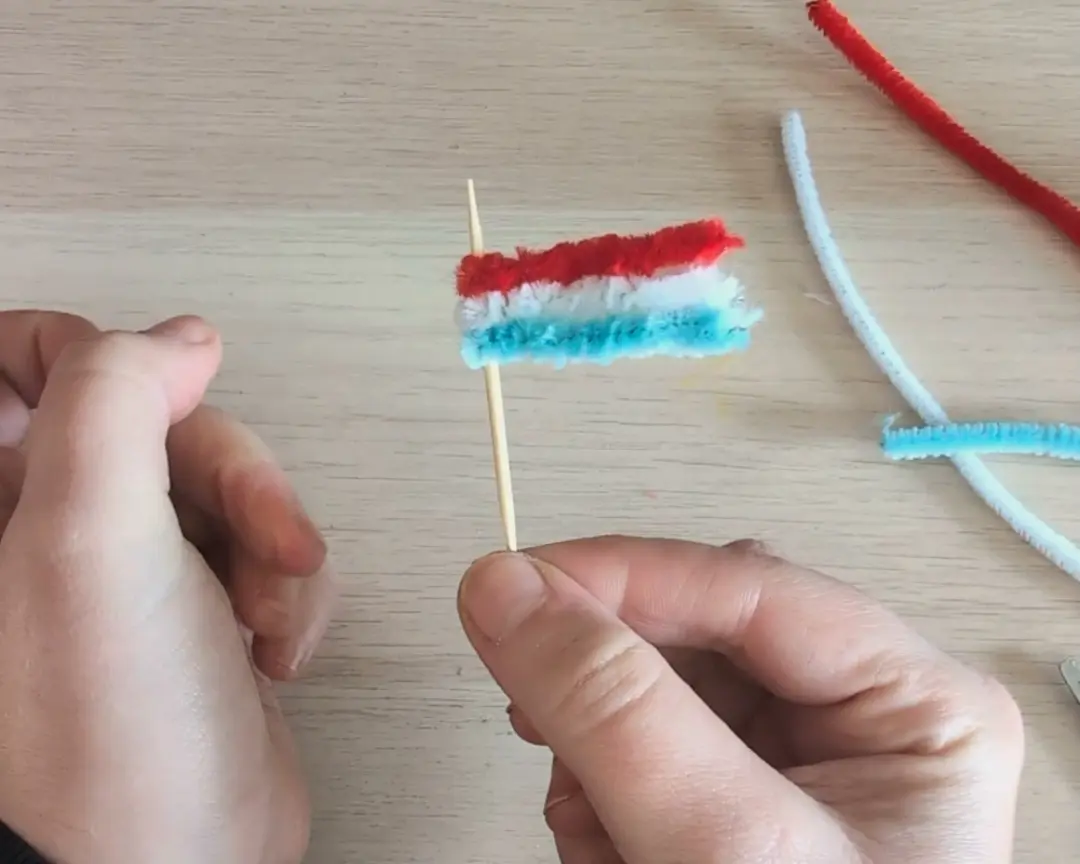 nederlandsvlaggetje van chenilledraad