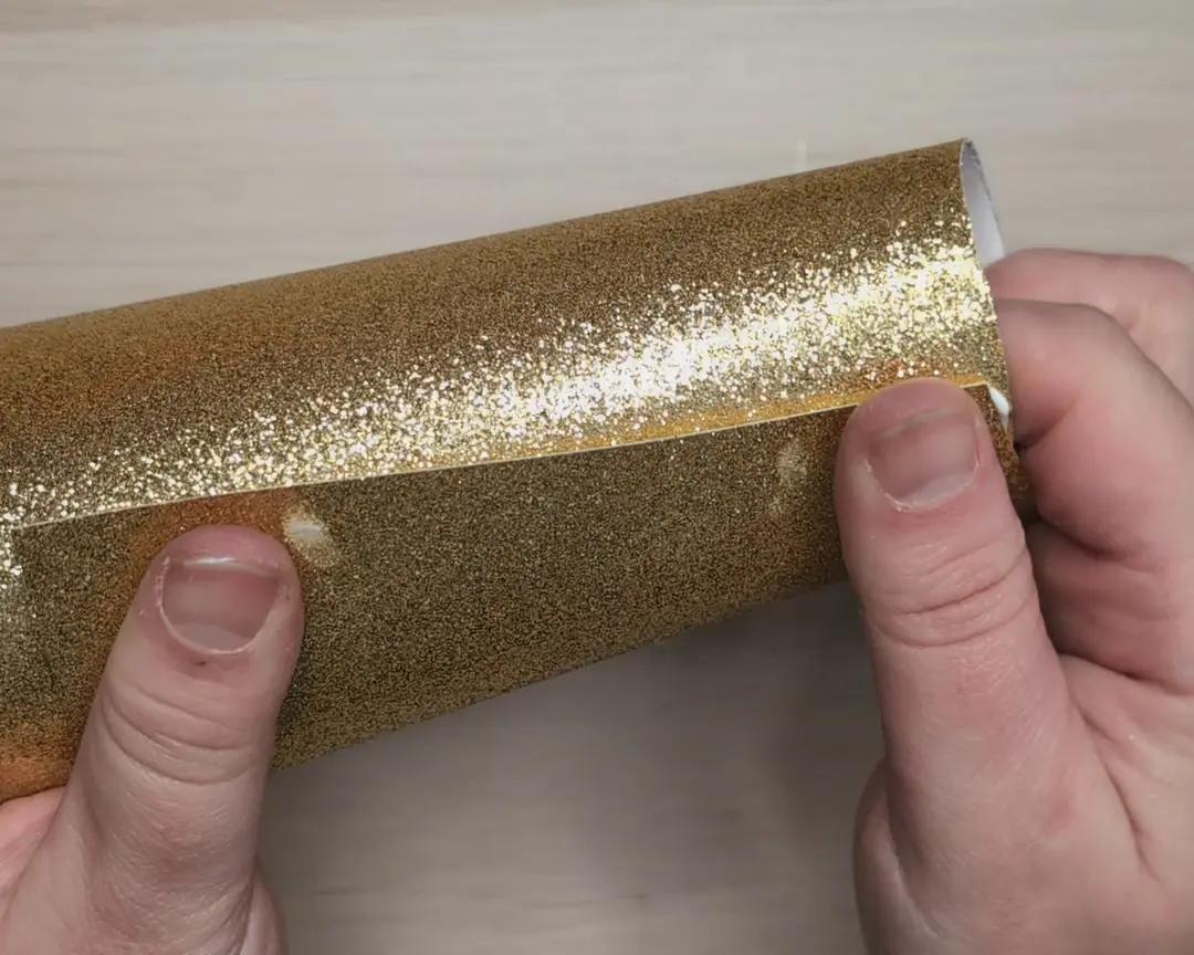 goud glitterpapier in een koker gevouwen