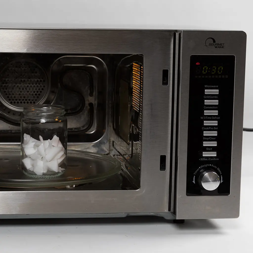 1 glazen pot met de stukjes zeep in de magnetron