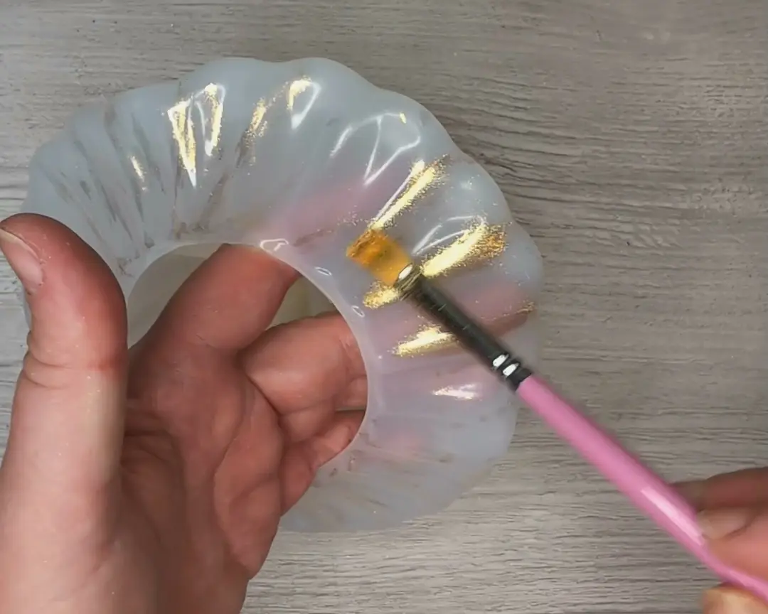 siliconen mal wordt gekleurd met gouden mica poeder