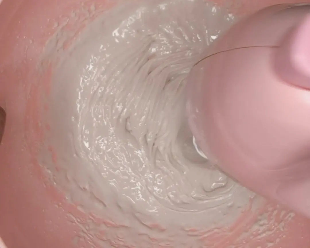 Jesmonite gemixt in een roze kom met een handmixer