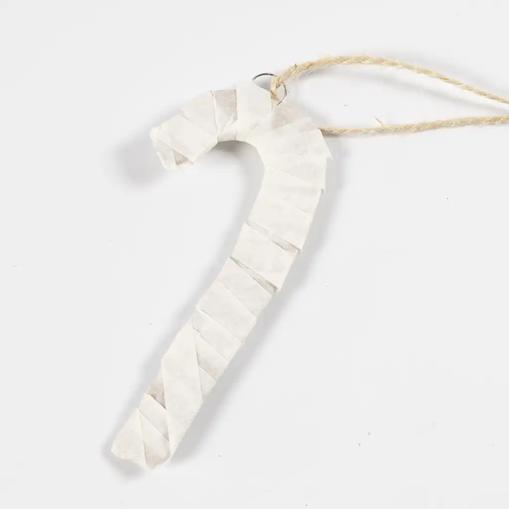 Het afgeknipte jute touwtje is door het metalen oogje van de omwikkelde kartonnen zuurstok gestoken.