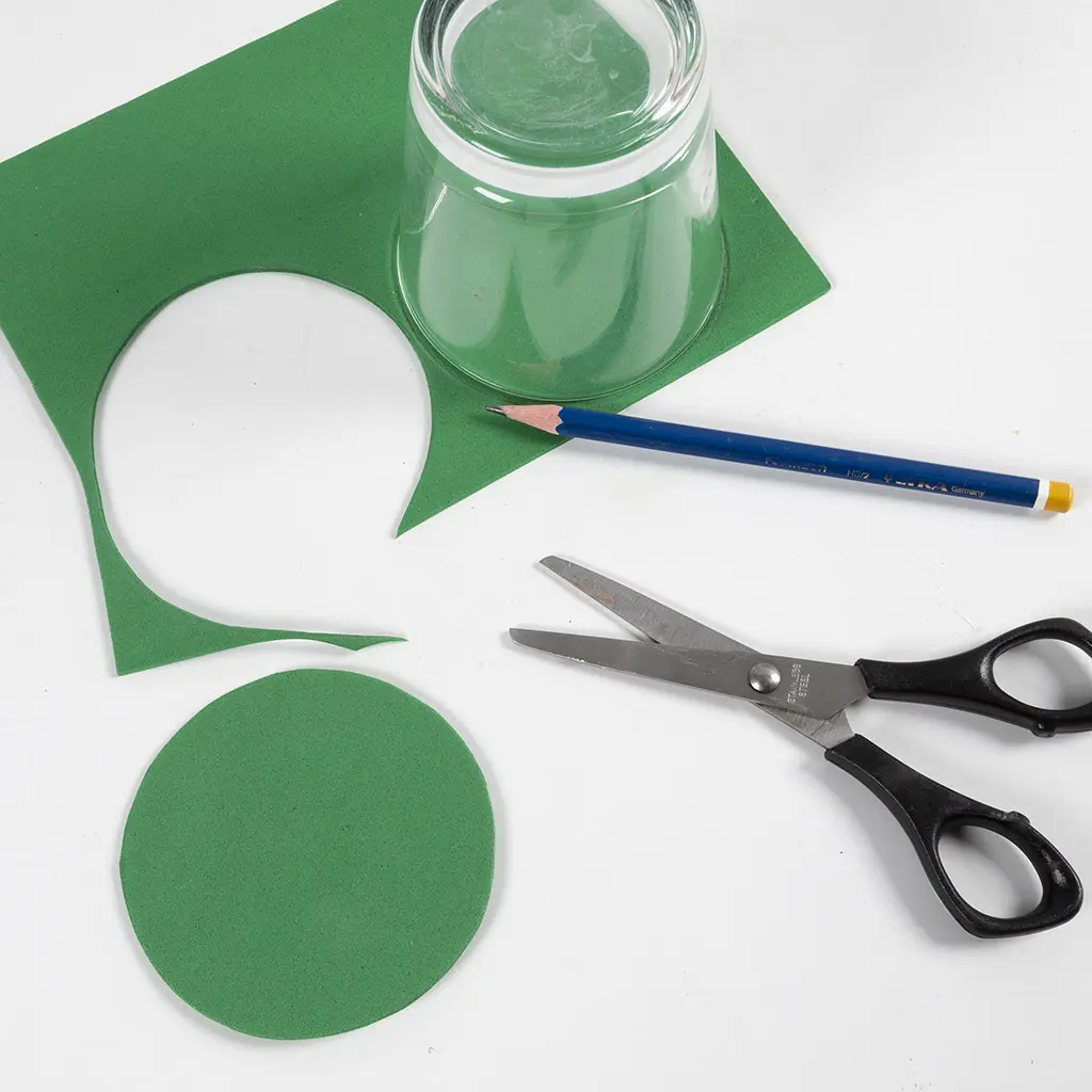 groene cirkel uit papier geknipt
