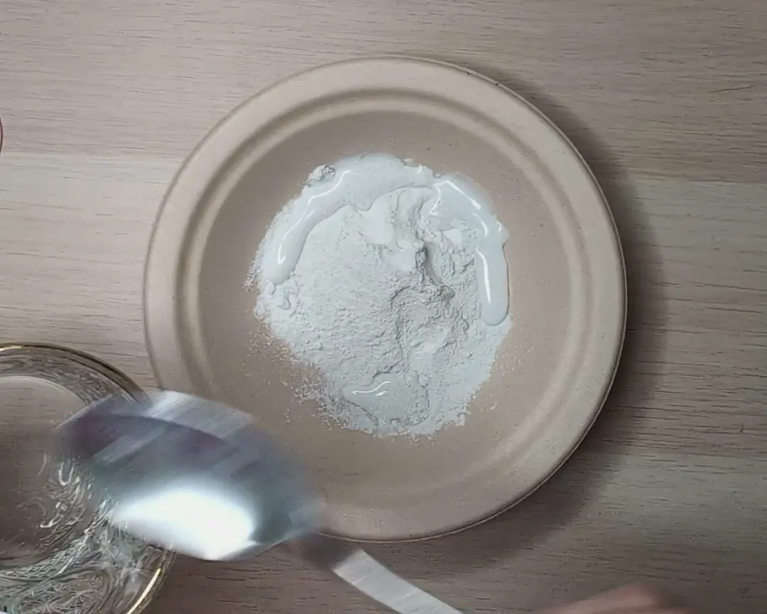 water wordt bij  het voegsel geschept.