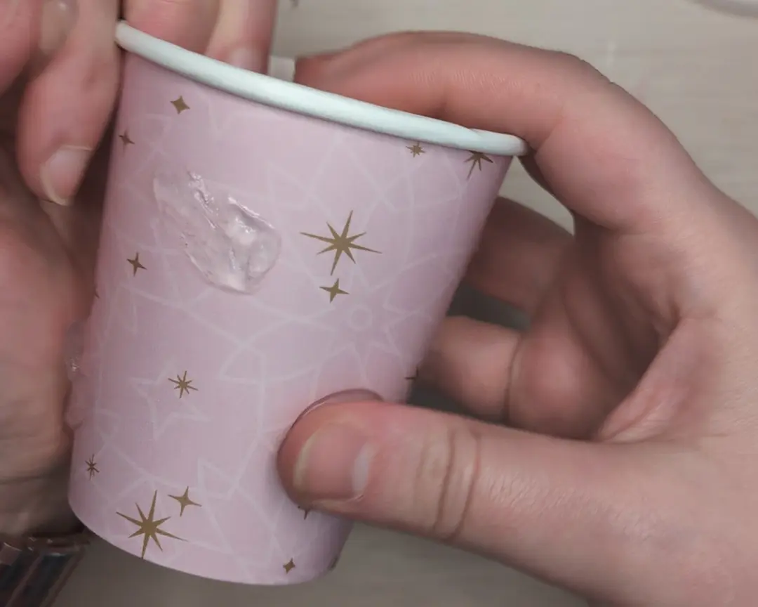 Sticky Clay op de buitenkant van een papieren beker.