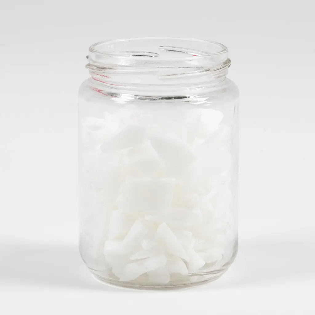 glazen pot met stukken witte zeep