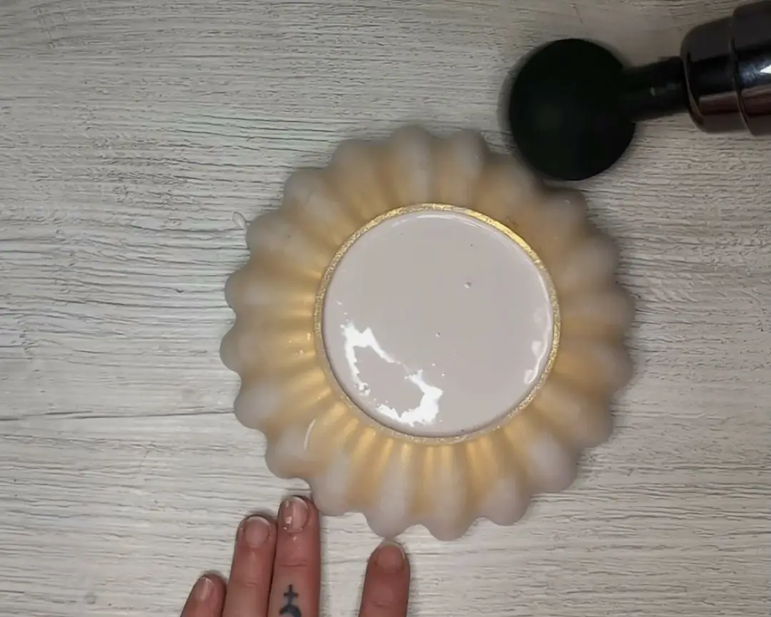 massage gun wordt gebruikt op de mal