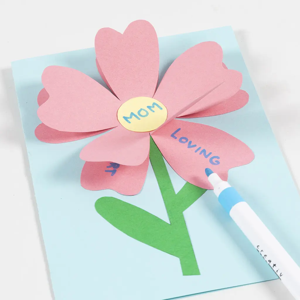 tekst voor moederdag is op de bloem geschreven met een blauwe stift