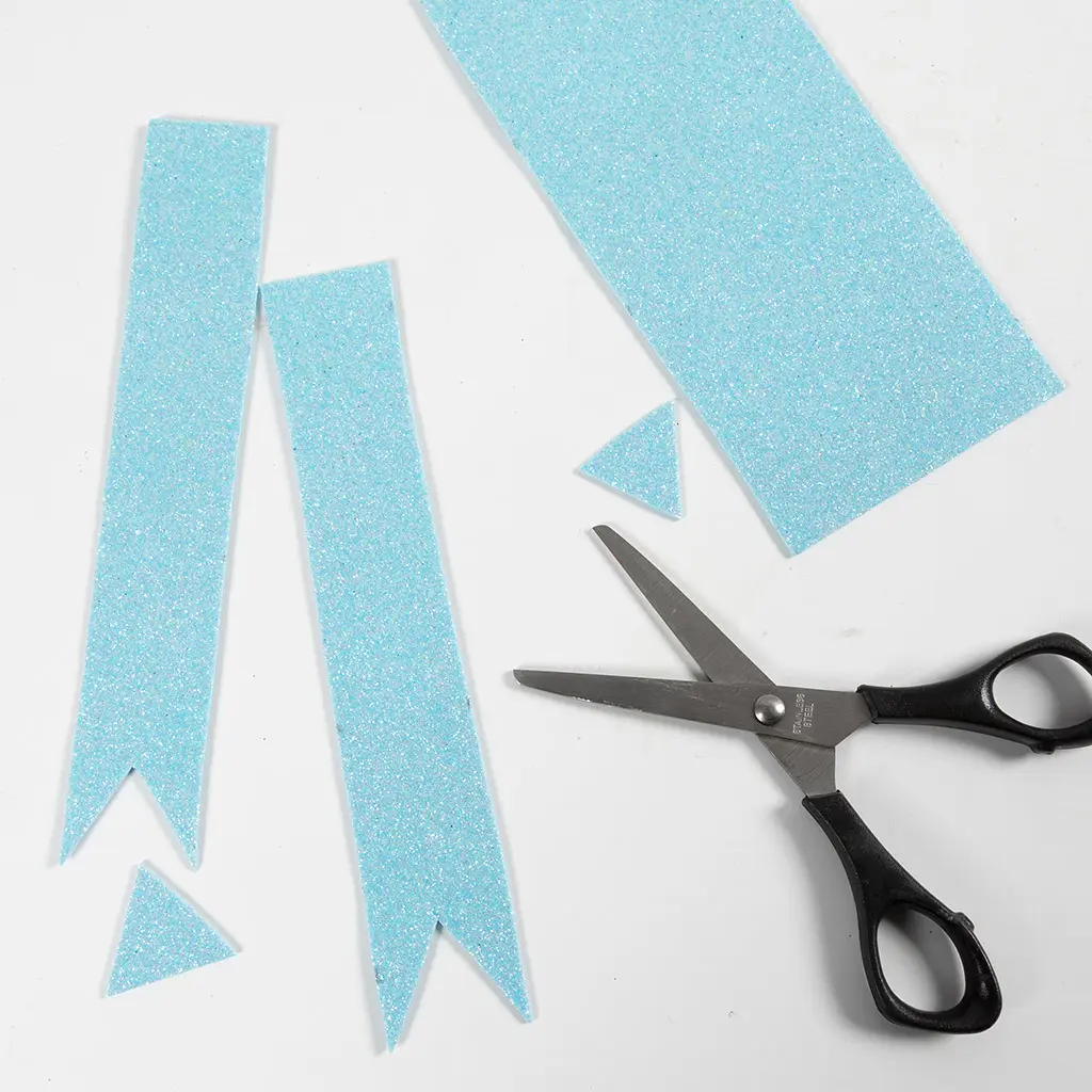 blauw glitter eva foam in stroken uitgeknipt