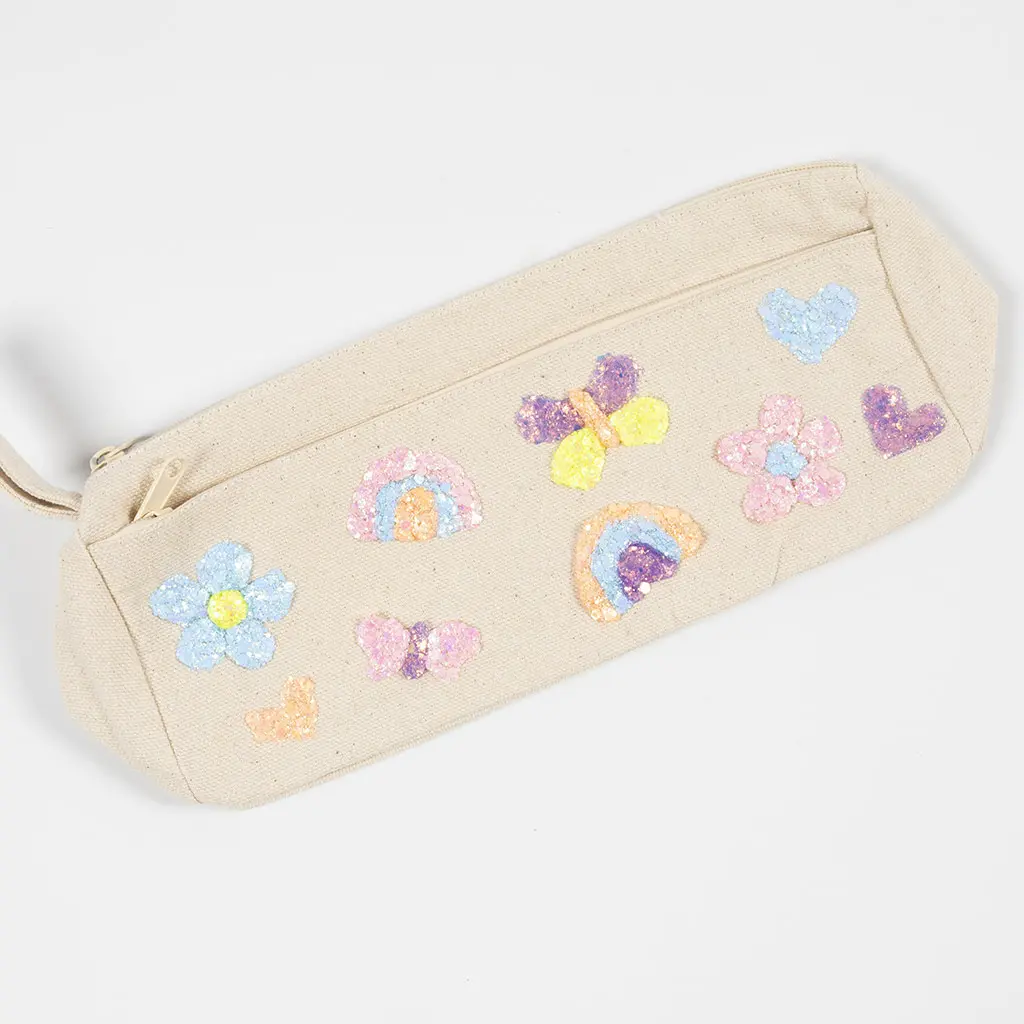 Het voltooide canvas etui volledig versierd met pastelkleurige chunky glitter motieven: een blauw bloemetje, regenboogjes, strikjes, vlinders, bloemetjes en hartjes in roze, oranje, paars en geel.