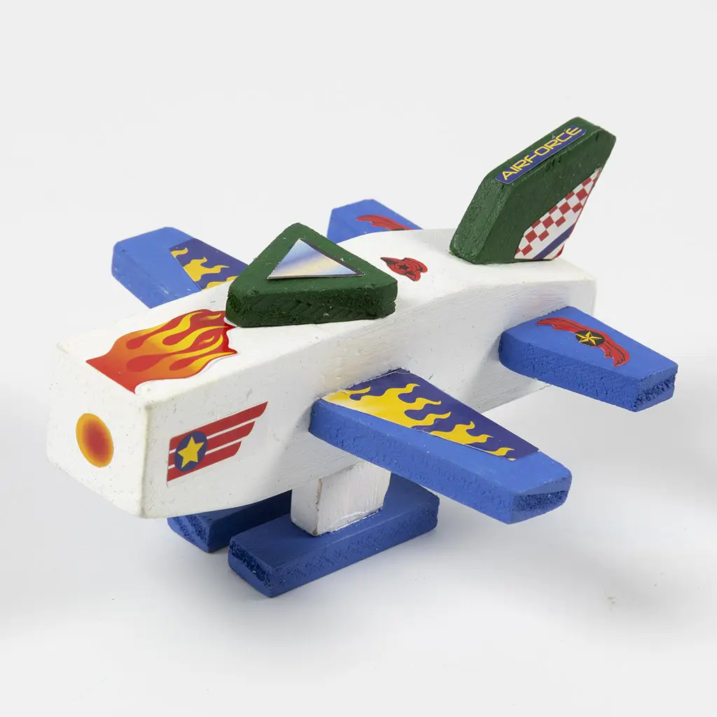 Afgewerkt houten speelgoedvliegtuig vooraanzicht versierd met kleurrijke stickers en decoratieve details.