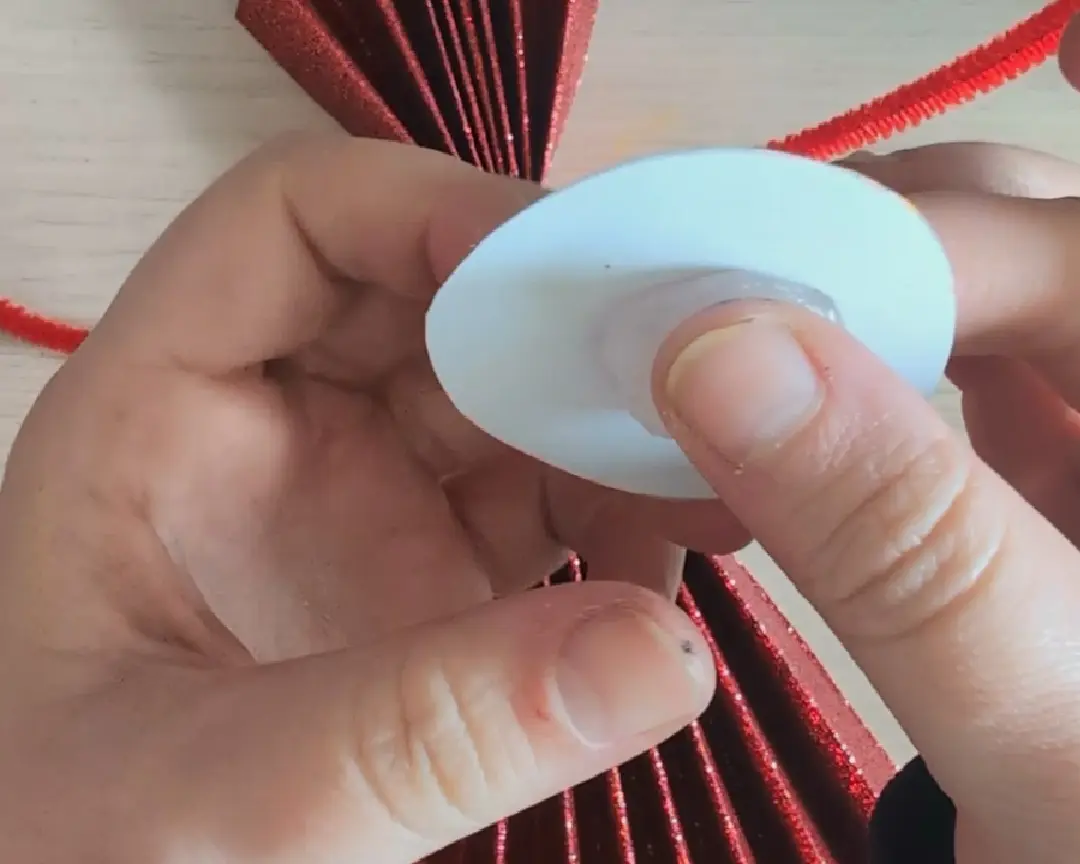 sticky cly op de achterkant van het papieren gezichtje