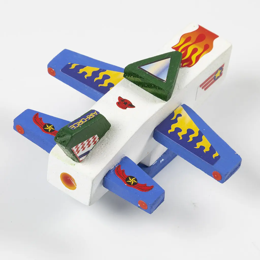 Afgewerkt houten speelgoedvliegtuig achteraanzicht  versierd met kleurrijke stickers en decoratieve details.