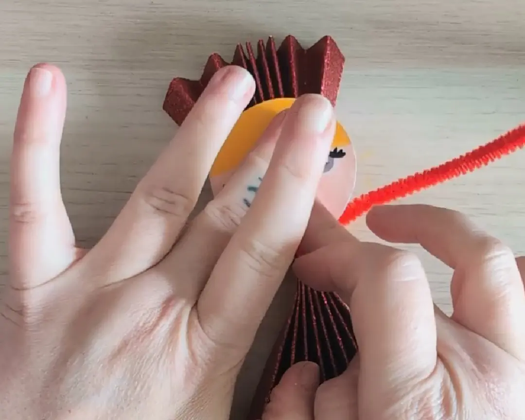 gezichtje wordt op het glitterpapier gedrukt.