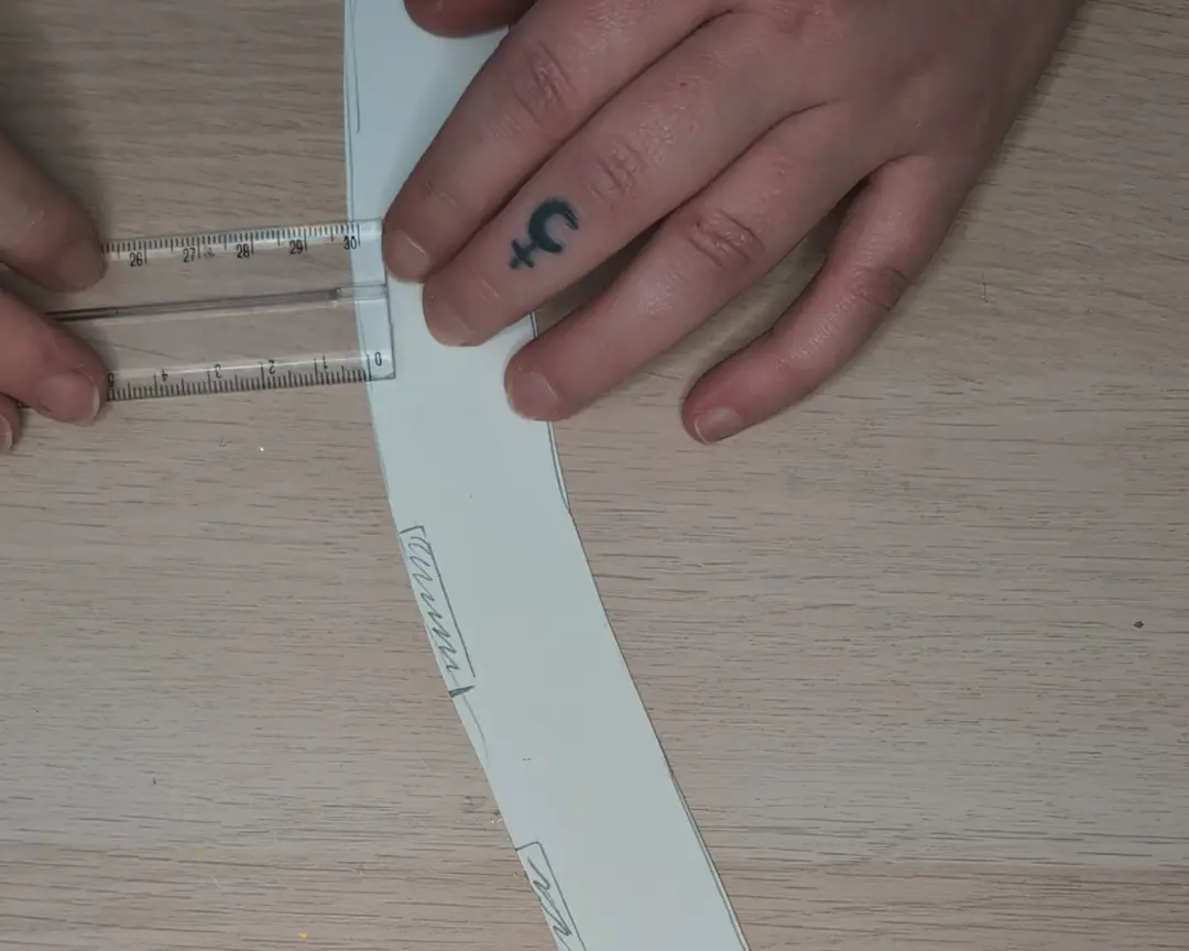 lineaal op een witte strook appier, rechthoeken afgetekend.