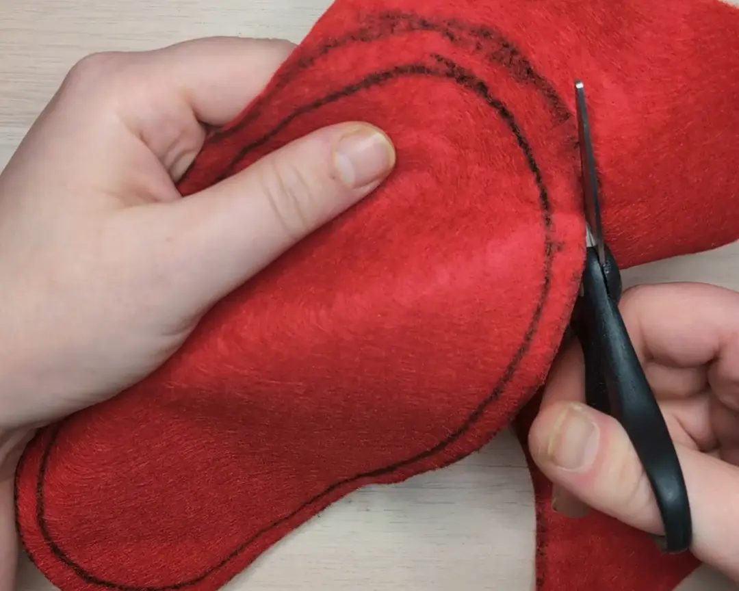 Rood vilt wordt met een schaar uitgeknipt