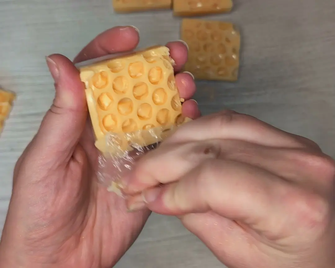 bubbel plastic wordt van gele zeep getrokken