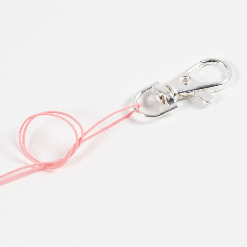 Een roze koordje geknoopt aan het O-ringetje van een zilveren musketonhaak.