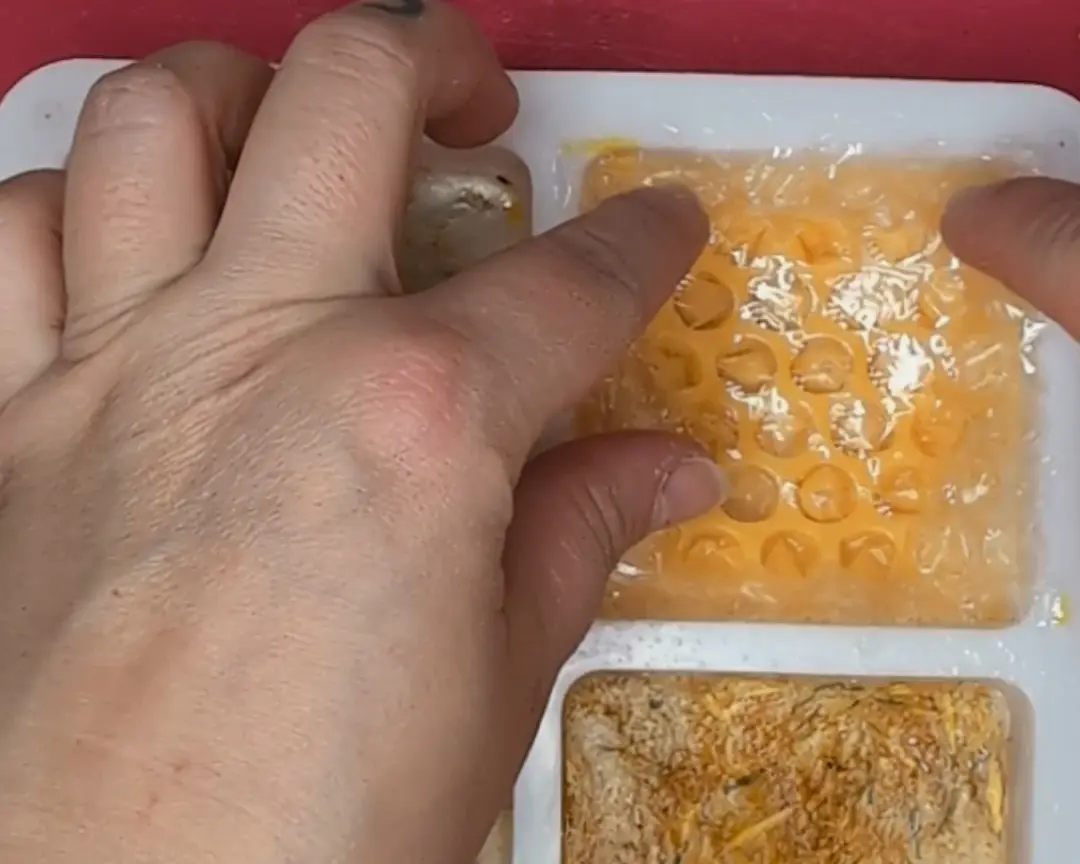 bubbel plastic wordt in de vloeibare zeep geplaatst