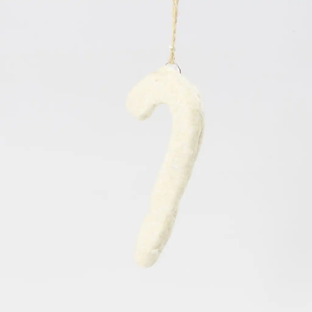 De afgewerkte, droge zuurstok van papiermaché hangt verticaal aan het jute touwtje.
