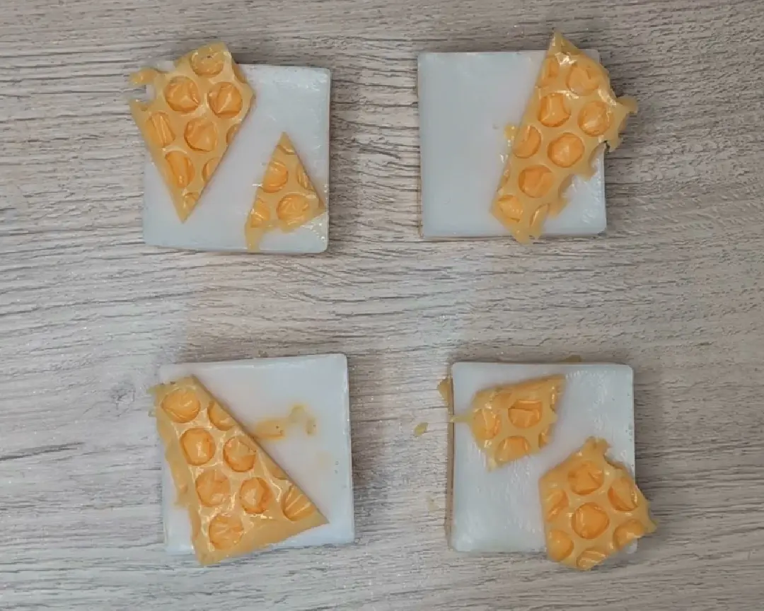 lont wordt op maat geknipt met een schaar